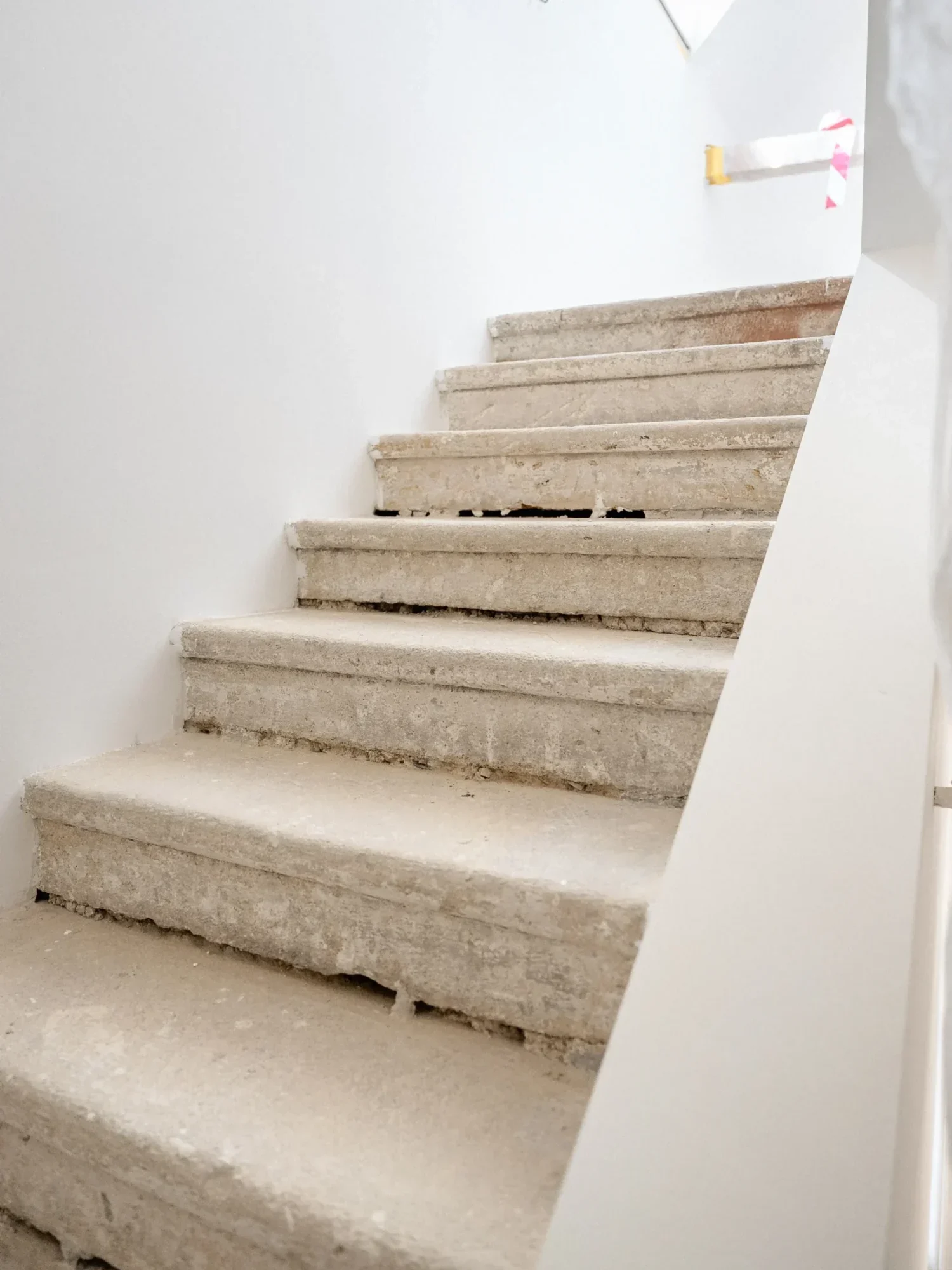 Sanierungsbedürftige Treppe