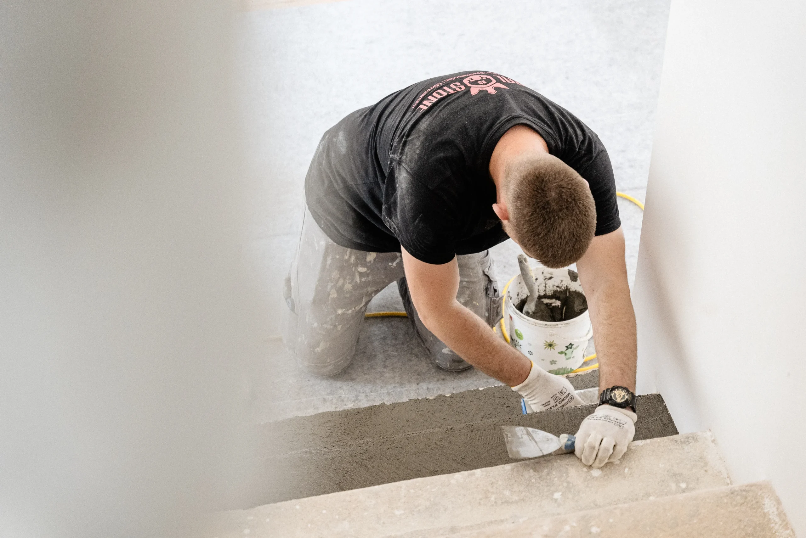 Treppe mit Mikrozement beschichten